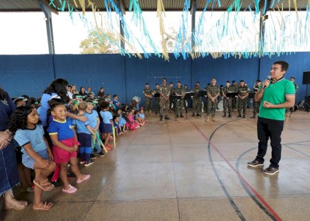 PREFEITO DE DOURADOS DESTACA CIVISMO E FORMAÇÃO CIDADÃ EM HORA CÍVICA NA ESCOLA SÓCRATES CÂMARA
