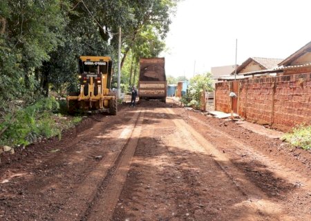 PREFEITURA DE DOURADOS LEVA MELHORIAS PARA O BAIRRO ESTRELA PORÃ E ANUNCIA LIMPEZA DE ÁREA VERDE