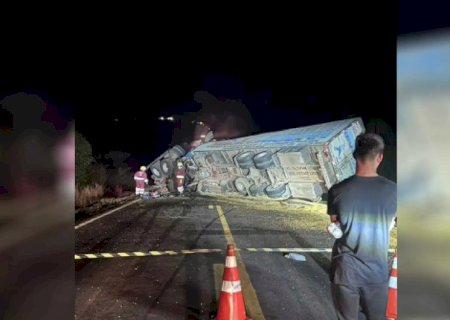 CAMINHONEIRO MORRE AO BATER CONTRA CARRETA APÓS DESVIAR DE CICLISTA
