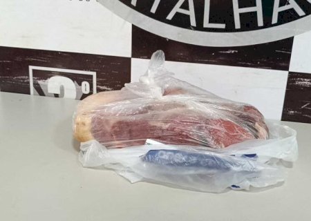 HOMEM É PRESO EM DOURADOS APÓS FURTAR PEÇA DE CARNE EM SUPERMERCADO