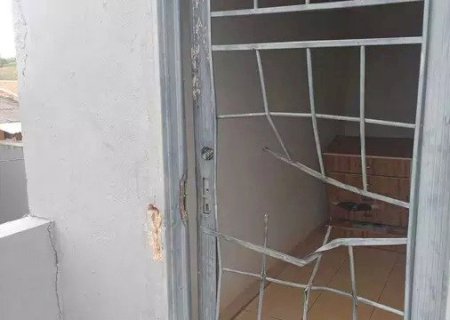 IDOSOS SÃO MANTIDOS REFÉNS PELO PRÓPRIO NETO DURANTE SURTO