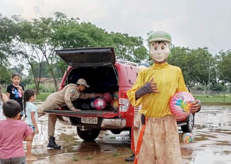 BOMBEIROS DISTRIBUEM BOLAS E CELEBRAM DIA DAS CRIANÇAS COM AÇÕES NO PARQUE REGO D'ÁGUA EM DOURADOS