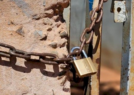 MÃE DEIXA FILHOS SOZINHOS EM CASA PARA IR TRABALHAR E VAI PARAR NA DELEGACIA