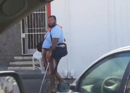 EM TRÊS LAGOAS, HOMEM FINGE DEFICIÊNCIA PARA PEDIR DINHEIRO EM FRENTE A BANCO