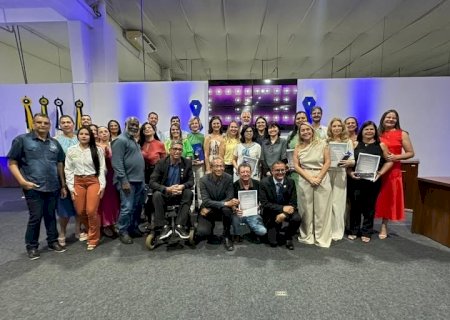 LIA NOGUEIRA PARTICIPA DE SESSÃO SOLENE EM HOMENAGEM AO DIA DO DIRETO E DESTACA VALORIZAÇÃO DOS EDUCADORES