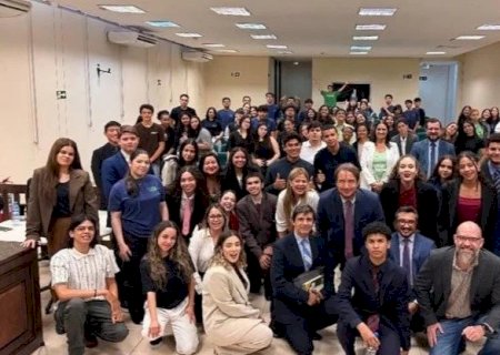 FÓRUM DE DOURADOS RECEBE ESTUDANTES DO ENSINO MÉDIO DA ESCOLA MENODORA, PARA JÚRI SIMULADO