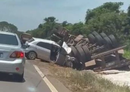 MOTORISTA CAI EM BURACO E BATE EM CARRETA TOMBADA NA MS-480