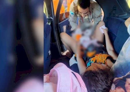 BOMBEIROS DÃO APOIO À MÃE E BEBÊ NASCE DENTRO DE CARRO