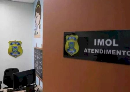 HOMEM É PRESO APÓS CRIANÇA DE 3 ANOS SER ENCONTRADA DESACRODADA NA CAMA DELE
