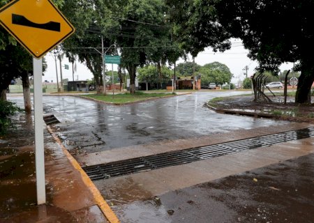 AÇÕES PREVENTIVAS DA PREFEITURA DE DOURADOS REDUZEM QUEDAS DE ÁRVORES E ALAGAMENTOS DURANTE TEMPORAL