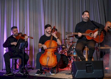 LÉO VERÃO, JOÃO VICENTE E POSTAL SUL ANIMAM O NATAL ENCANTADO NESTA SEGUNDA