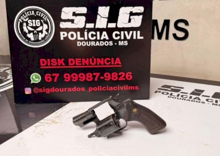 EM DOURADOS, DUPLA ACUSADA DE BALEAR JOVEM NAS COSTAS NO NOVO HORIZONTE SE APRESENTA À POLÍCIA