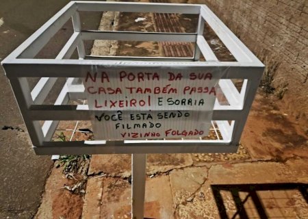 CANSADA DO 'VIZINHO FOLGADO', MORADORA DEIXA RECADO NA LIXEIRA E DEVOLVE LIXO