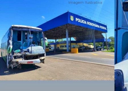 PRF APREENDE ÔNIBUS SEM PARA-BRISA E MOTORISTA USANDO CAPACETE