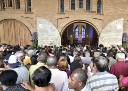 BOATO SOBRE PORTA SANTA LEVA MULTIDÃO A APARECIDA EM SÃO PAULO