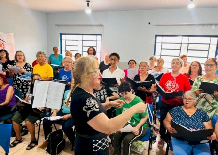 PROJETO “É POR VOCÊ QUE CANTO” REUNE VOZES E CORAL EMOCIONA COMUNIDADE DOURADENSE
