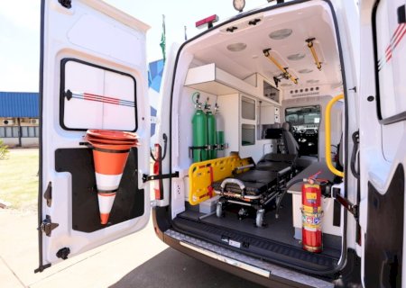 PREFEITURA ENTREGA NOVA AMBULÂNCIA PARA ATENDER POPULAÇÃO DOURADENSE