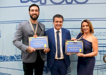 LANDMARK ENTREGA MEDALHA LUIZ GUSTAVO DA SILVA A MARILUCE MULLER E DÉO RIMOLI