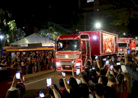 CARAVANA DA COCA-COLA LEVA MILHARES DE PESSOAS AO NATAL ENCANTADO DOURADOS