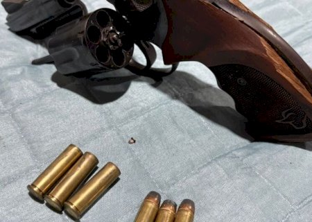 HOMEM É PRESO APÓS RETER ARMA DA EX E GUARDAR ARMAMENTOS IRREGULARES EM CASA