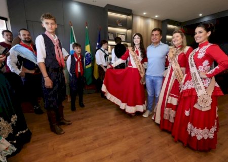 PREFEITO RECEBE INTEGRANTES DO CTG APÓS DESTAQUE NO FEGAMS E DESTACA CONQUISTAS