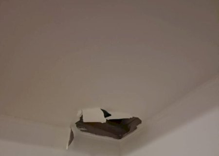 HOMEM NU, COM FACA INVADE CASA PELO TELHADO E TENTA ESTUPRAR PROFESSORA