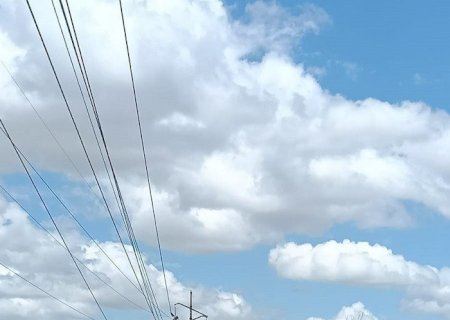 PREFEITURA DE DOURADOS DÁ SUPORTE PARA SUBSTITUIÇÃO DE POSTE NO PARQUE DAS NAÇÕES II