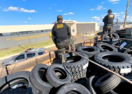 DOF APREENDE 165 PNEUS CONTRABANDEADOS EM CARRETA ABANDONADA NA MS-164
