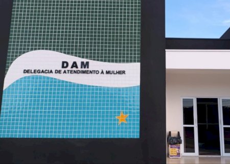 HOMEM É FLAGRADO SE MASTURBANDO NO INTERIOR DE VEÍCULO