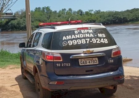 MÃE ARREBENTA PORTA DE BANHEIRO NA TENTATIVA DE RETIRAR FILHO PARA NÃO APANHAR DA NORA