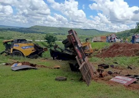 CAMINHÃO COM COLHEITADEIRA TOMBA E MOTORISTA FICA FERIDO NA BR-060, EM NIOAQUE