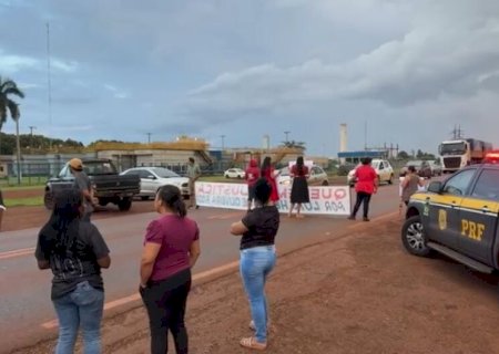 POPULARES BLOQUEIAM TRECHO DA BR-163 EM DOURADOS E PEDEM SEGURANÇA NO LOCAL