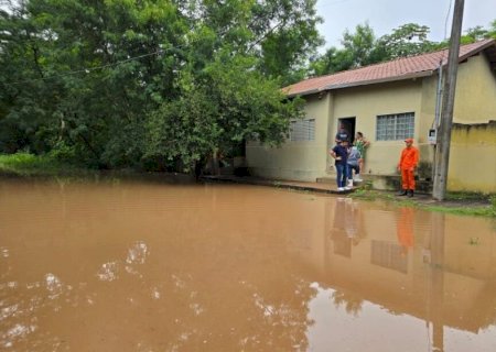 RIO AQUIDAUANA ATINGE 8 METROS E RIBEIRINHOS SÃO EVACUADOS