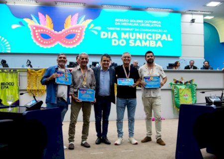 EM NOITE DE SAMBA NA CÂMARA, LANDMARK ENTREGA MEDALHA MESTRE GOINHA A TEYLOR FUCHS, CARLOS SALAMENE E DENIO LUZ