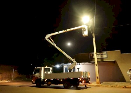 PREFEITURA AVANÇA COM NOVA ILUMINAÇÃO DE LED E MORADORES COMEMORAM “NOITE QUE VIROU DIA”