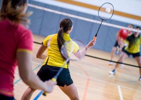 PREFEITURA AMPLIA OFERTA ESPORTIVA E ABRE NOVAS TURMAS GRATUITAS DE BADMINTON NO CSU