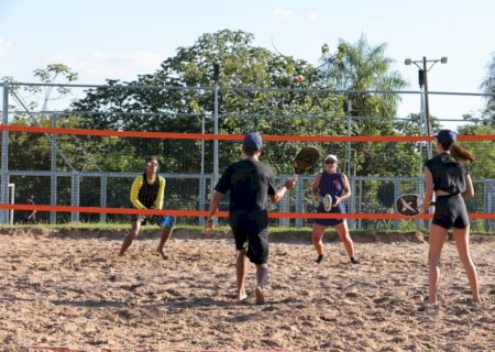PREFEITURA DE DOURADOS ABRE NOVAS TURMAS DE BEACH TENNIS NO PARQUE DO LAGO