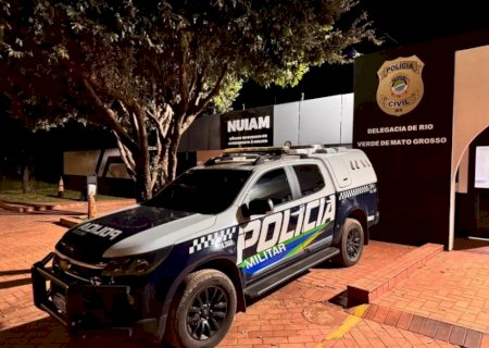 'CADÊ SEUS POLICIAIS?': HOMEM ZOMBA DE MULHER ENQUANTO A ESPANCA EM RIO VERDE