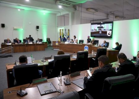 CÂMARA DE DOURADOS APROVA CONTAS DE EX-PREFEITOS DÉLIA RAZUK E ALAN GUEDES REFERENTES AO PERÍODO DE 2017 A 2021