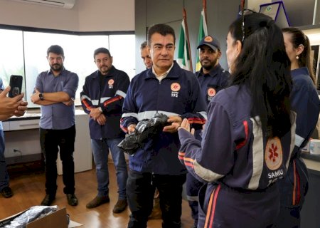 PREFEITURA ENTREGA UNIFORMES PARA EQUIPE DO SAMU APÓS OITO ANOS SEM REPOSIÇÃO