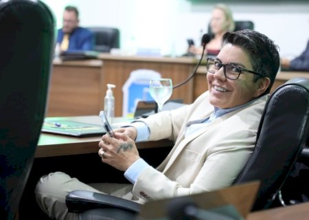 ISA JANE RETORNA À CÂMARA, MAS ESCANTEIA COMISSÃO DE ÉTICA