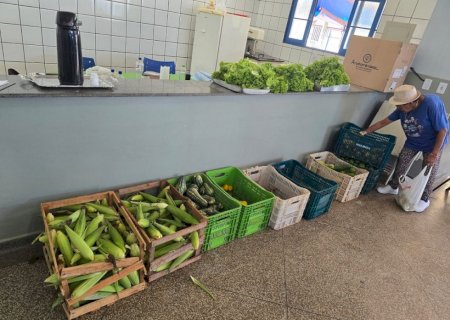PREFEITURA LEVA ALIMENTOS DO PAA PARA IDOSOS E FAMÍLIAS ATENDIDAS EM ESPAÇO COMUNITÁRIO