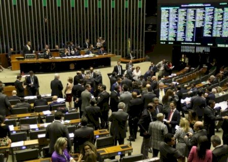 CONGRESSO LIBERA DISTRIBUIÇÃO DE TRATORES, DINHEIRO E CESTAS BÁSICAS EM ANO DE ELEIÇÃO