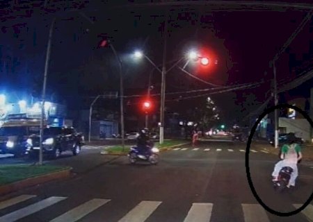 MOTO ELÉTRICA 'FURA' SINAL VERMELHO E POR POUCO NÃO PROVOCA ACIDENTE EM DOURADOS