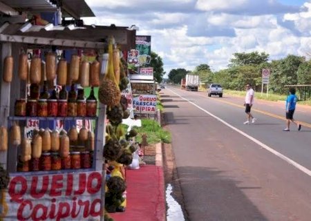 BARRACAS AS MARGENS DA BR-163 EM ANHANDUÍ VIRAM PATRIMÔNIO, MAS COMERCIANTES TEMEM DUPLICAÇÃO