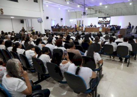 APÓS EFETIVAR 138 AGENTES DE SAÚDE, PREFEITO RECEBE RECONHECIMENTO EM SESSÃO DA CÂMARA