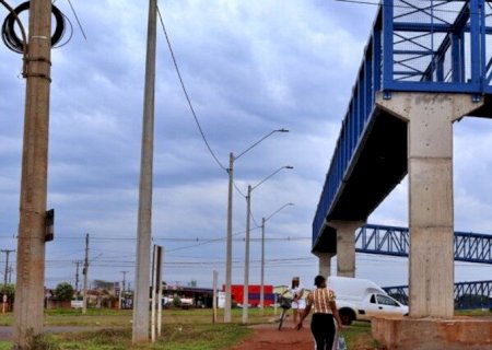 MESMO COM PASSARELA, POPULARES AINDA SE ARRISCAM PARA ATRAVESSAR MS-156