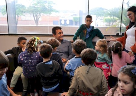 ALUNOS DO CEIM MARIA ALICE SILVESTRE VISITAM PREFEITURA E CONHECEM ROTINA DO PREFEITO