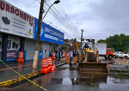 CALÇADA CEDE E REVELA EROSÃO SOB PRÉDIOS COMERCIAIS EM DOURADOS; LOCAIS SÃO DESOCUPADOS
